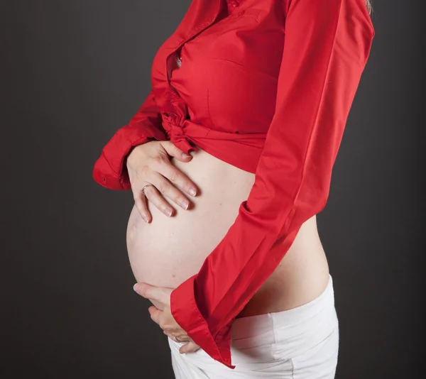 Nahaufnahme von einem süßen Schwangerschaftsbauch — Stockfoto