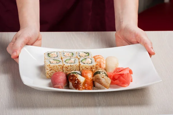 Comida tradicional japonesa. Sushi y rollos en un plato blanco —  Fotos de Stock