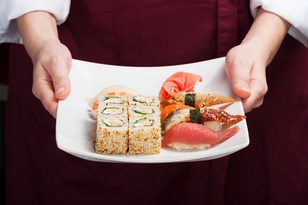 Tradiční japonské jídlo. Sushi a rohlíky na bílé plotně — Stock fotografie