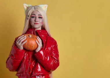 Kostümcü kız sarı arka planda