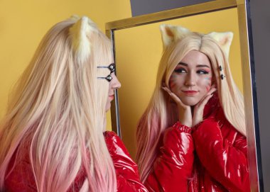 Kostümcü kız sarı arka planda