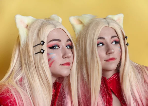 Kostümcü kız sarı arka planda