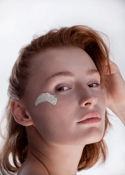 Chica Con Cosméticos Para Cuidado Piel Sobre Fondo Blanco —  Fotos de Stock