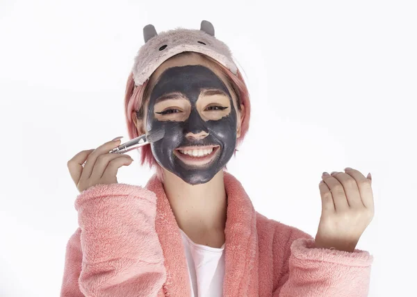 Lächelndes Mädchen Mit Tongesichtsmaske Zur Hautpflege — Stockfoto