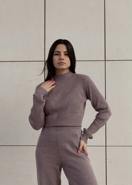 Sokakta siyah saçlı, eşofmanlı güzel bir kız.