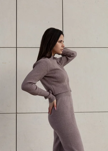 Menina Bonita Com Cabelo Preto Traje Rua — Fotografia de Stock