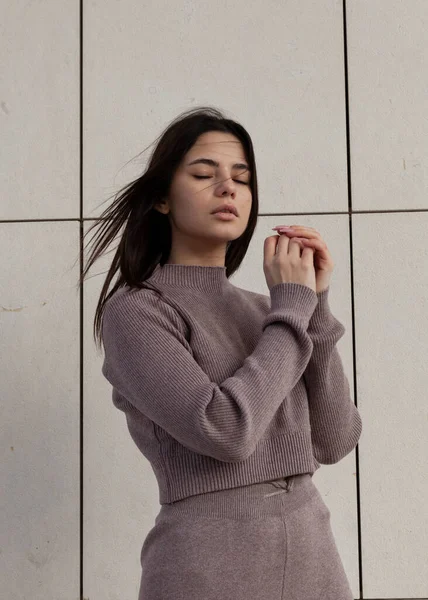 Sokakta siyah saçlı, eşofmanlı güzel bir kız.