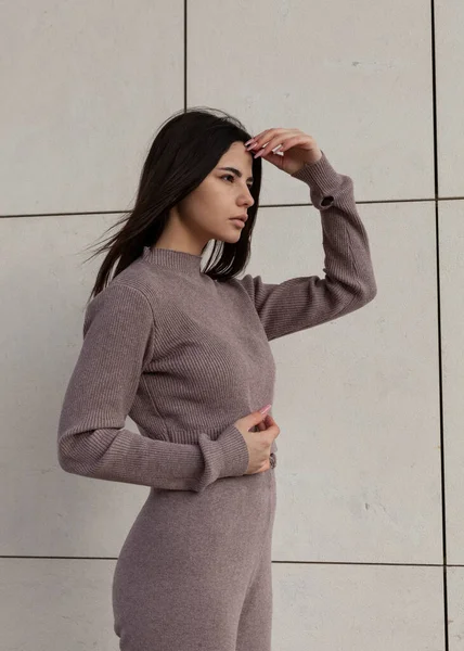 Sokakta siyah saçlı, eşofmanlı güzel bir kız.