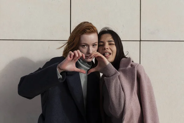 Duas Meninas Bonitas Roupas Moda Estão Andando — Fotografia de Stock