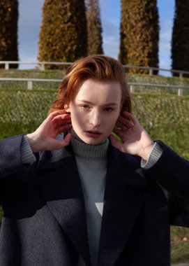 Parkta yürüyen güzel kızıl kız.