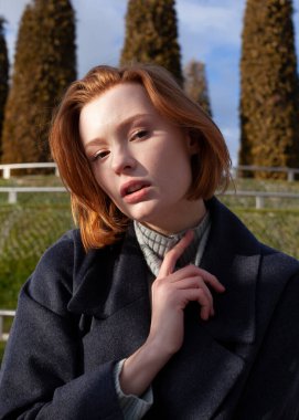 Parkta yürüyen güzel kızıl kız.