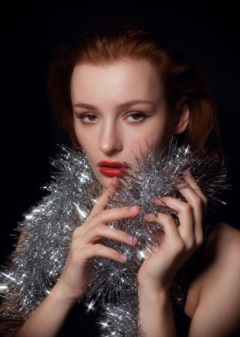 Siyah elbiseli, güzel bir parti için güzel makyajlı güzel bir kızıl kız.