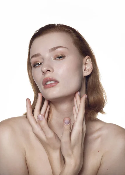 Güzel, kızıl saçlı, beyaz tenli bir kız.