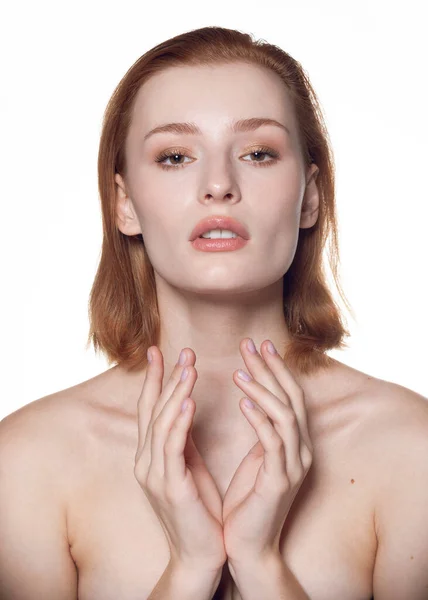 Güzel, kızıl saçlı, beyaz tenli bir kız.