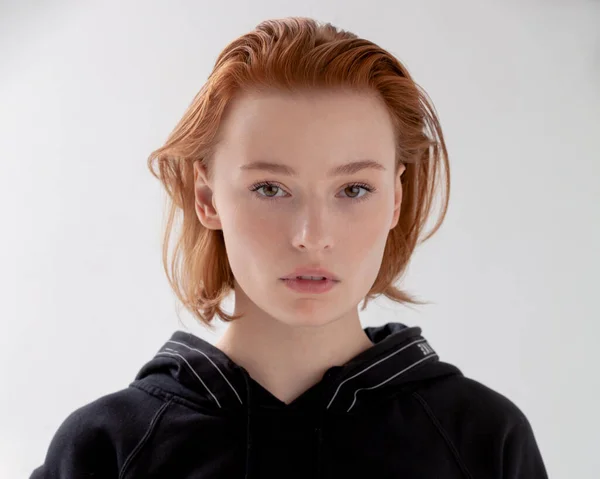 Güzel, kızıl saçlı, beyaz tenli bir kız.