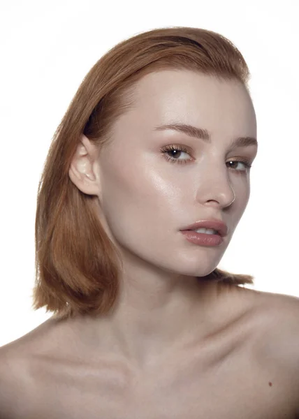 Güzel, kızıl saçlı, beyaz tenli bir kız.