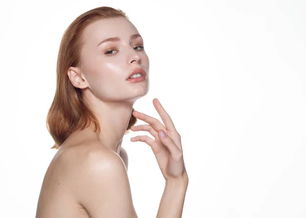 Güzel, kızıl saçlı, beyaz tenli bir kız.