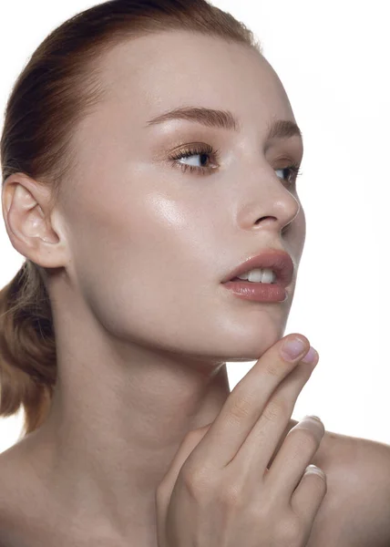 Güzel, kızıl saçlı, beyaz tenli bir kız.