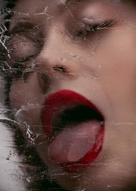 Kırmızı rujlu güzel ticari dudak makyajı