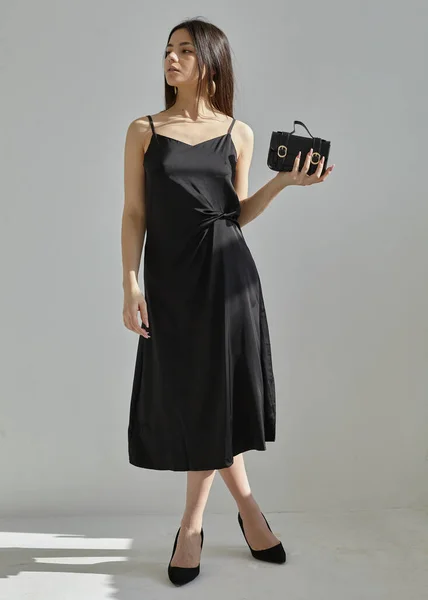 Krásná Brunetka Hedvábí Jarní Šaty Černé Světlém Pozadí — Stock fotografie