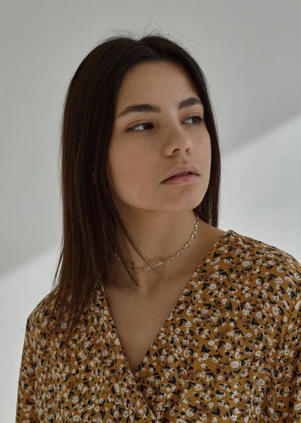 Retrato Uma Bela Morena Vestido Colorido Com Uma Bolsa Acessórios — Fotografia de Stock