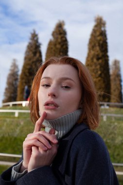 Güzel kızıl saçlı kız baharda parkta