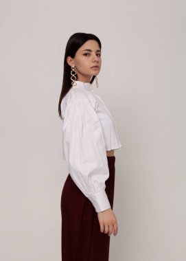 Ofis için beyaz gömlekli güzel esmer.