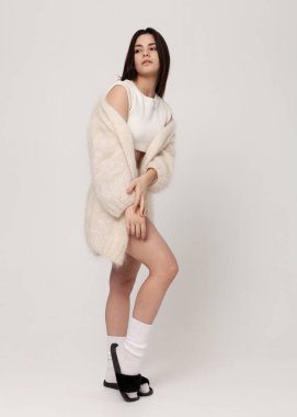 Güzel esmer, sıcak ev kıyafetleri içinde.