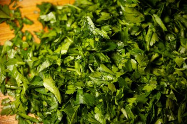 Yemek tahtasında ince doğranmış sebzeler.