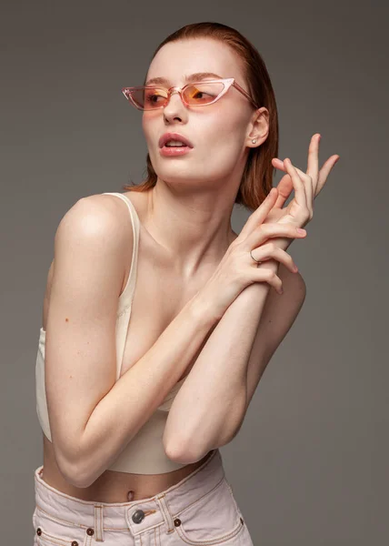 ピンク色の眼鏡をかけた美しい赤毛の女の子 — ストック写真