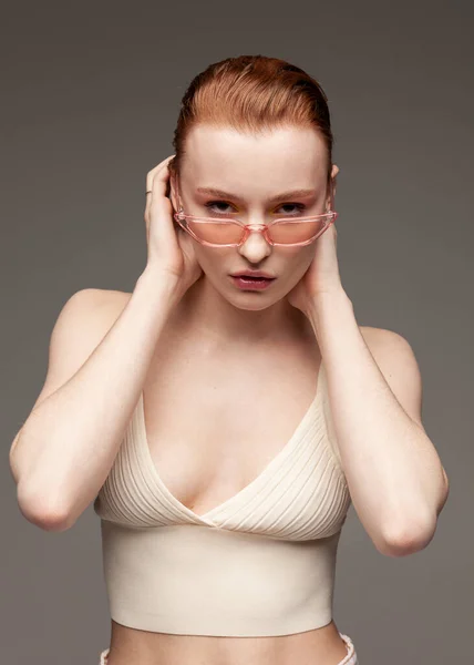 Portrét Krásné Zrzky Dívka Letních Růžových Brýlích — Stock fotografie