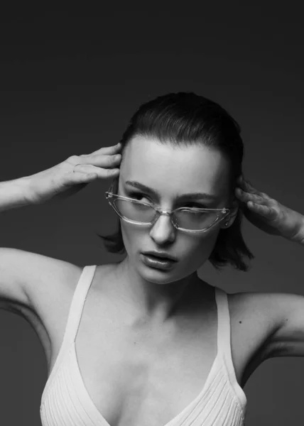 Monochromatický Portrét Krásné Zrzky Dívka Letních Brýlích — Stock fotografie