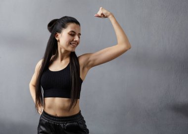 Koyu tenli güzel esmer, kaslı.