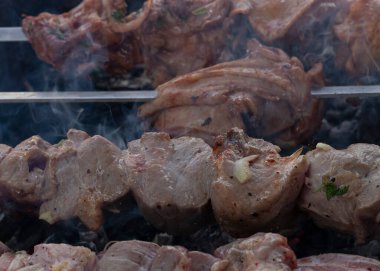 Izgarada sulu dumanlı et pişiyor.