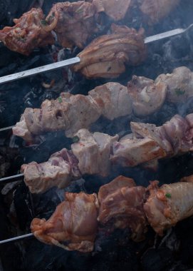 Aromatik, sulu açık havada ızgara et.