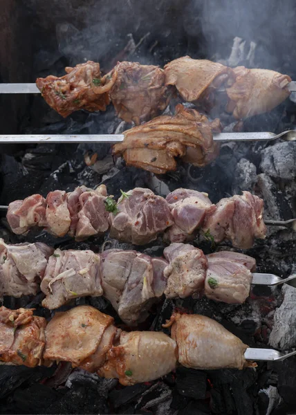 Carne Suculenta Grelhada Churrasco Com Uma Fumaça Perfumada — Fotografia de Stock