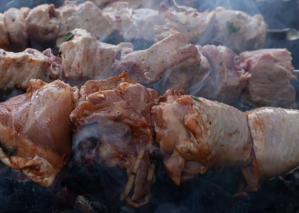 Succosa Carne Affumicata Viene Cucinata Sulla Griglia — Foto Stock