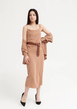 Güzel esmer, uzun bir yaz elbisesi içinde.