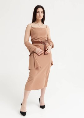 Güzel esmer, uzun bir yaz elbisesi içinde.