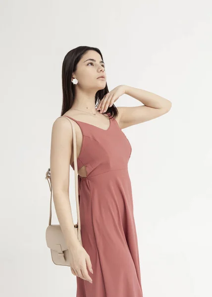 Schöne Brünette Einem Rosa Sommerkleid Mit Einer Leichten Tasche — Stockfoto