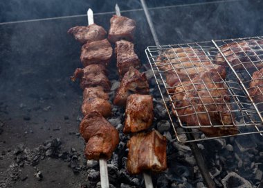 Sulu ızgara et dışarıda kızartıldı.