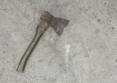 Tahta saplı bir balta beton zeminde yatıyor.