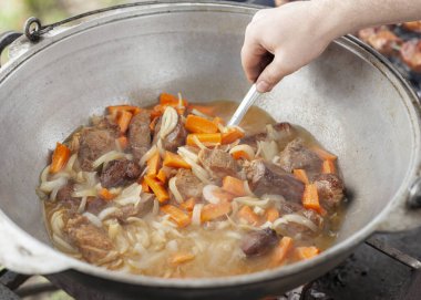 Havuçlu lezzetli et çorbası.