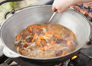 Havuçlu lezzetli et çorbası.