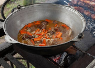 Havuçlu lezzetli et çorbası.