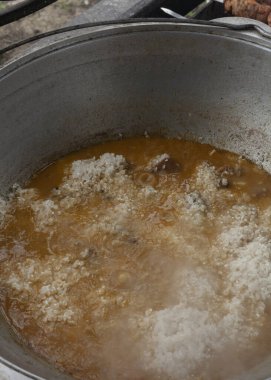 Pilav kazıkta pişiyor.