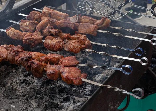 Spieße Werden Unter Freiem Himmel Gebraten — Stockfoto