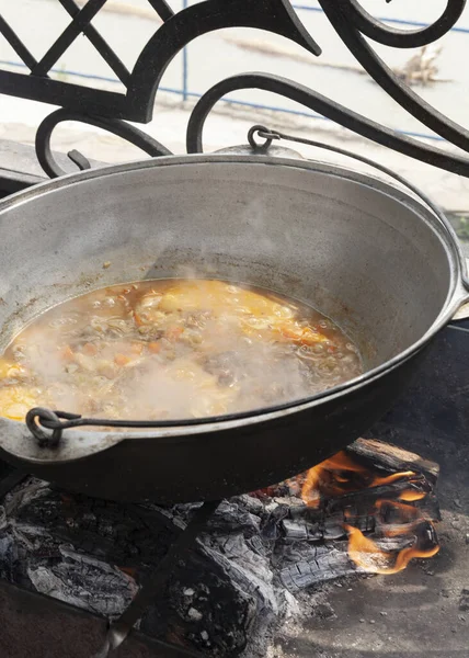 Pilaf Wird Auf Dem Scheiterhaufen Gekocht — Stockfoto