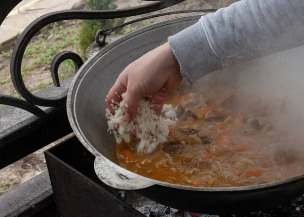 Reis Wird Zum Kochen Von Pilaf Über Dem Feuer Hinzugefügt — Stockfoto