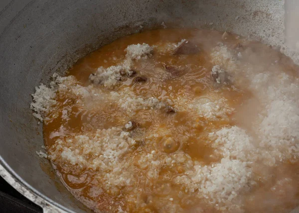 Pilaf Wird Auf Dem Scheiterhaufen Gekocht — Stockfoto